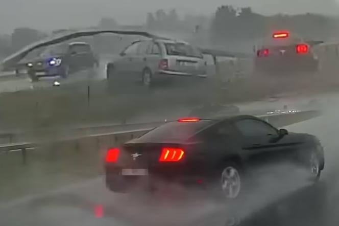 Kierowca Mustanga zmiótł Skodę z drogi