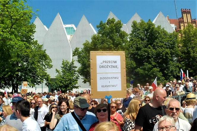 Manifestacja 4 czerwca na placu Solidarności w Szczecinie