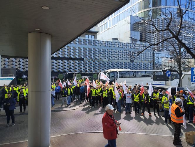 Protest hutników pod Węglokoksem w Katowicach. "Co innego nam mówią, a co innego robią"