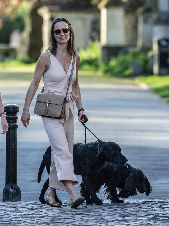 Pippa Middleton w ciąży na spacerze z psami