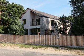 Z czego i jak zbudować ogrodzenie z drewna? Robimy płot drewniany