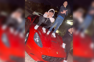 Młodzi gangsterzy pozowali do zdjęcia na masce Ferrari. Właściciel oszacował straty na ponad 20 tys. złotych