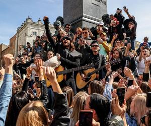 Jared Leto zagrał spontaniczny koncert pod pomnikiem Mickiewicza w Krakowie