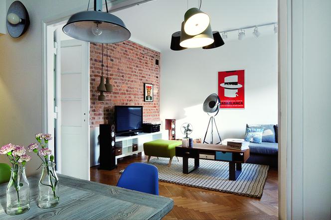 Różne lampy w przestrzeni dziennej mieszkania w stylu retro