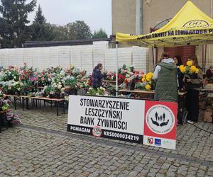 Nowe życie wiązanek i zniczy w Banku Żywności w Lesznie