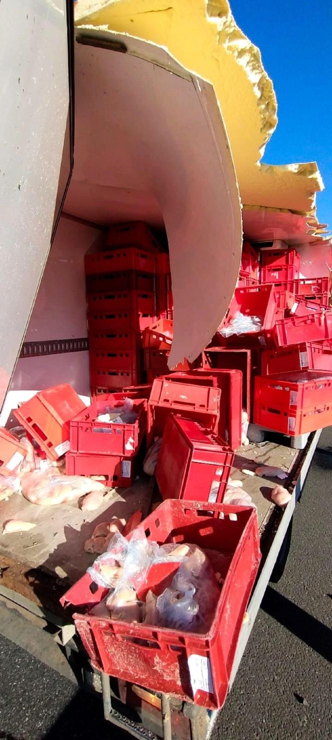 Karambol na A4 pod Krakowem. Autostrada zasypana mrożonym mięsem