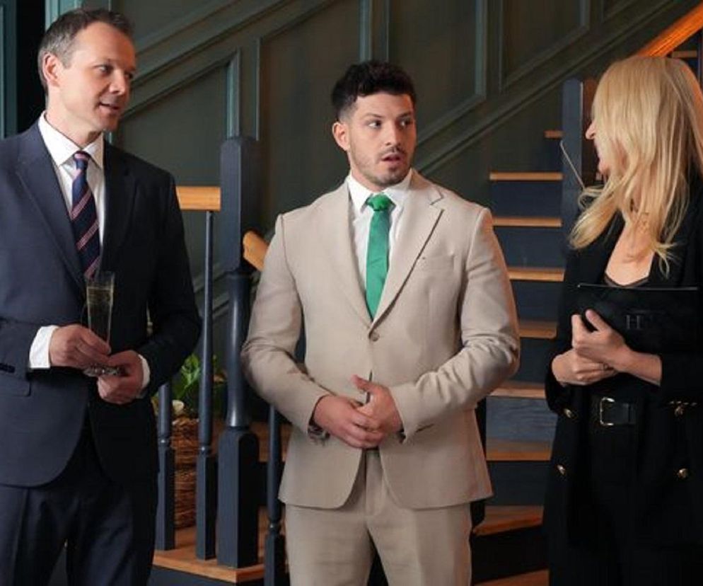 Bruno (Lesław Żurek) w ciemnym garniturze z kieliszkiem szampana, Justin (Jasper Sołtysiewicz) w beżowym garniturze z zielonym krawatem oraz Karolina (Marta Dąbrowska) w czarnym żakiecie. Scena z serialu „Barwy szczęścia”, którą można zobaczyć na portalu Super Seriale.