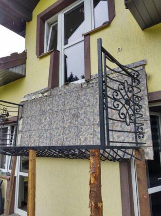 Stara Wieś. W domu jednorodzinnym URWAŁ SIĘ balkon! Trzy osoby w szpitalu