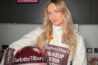 Charlotte Tilbury ogłasza swój pierwszy sponsoring w sporcie. Legendarna marka wesprze Akademię F1