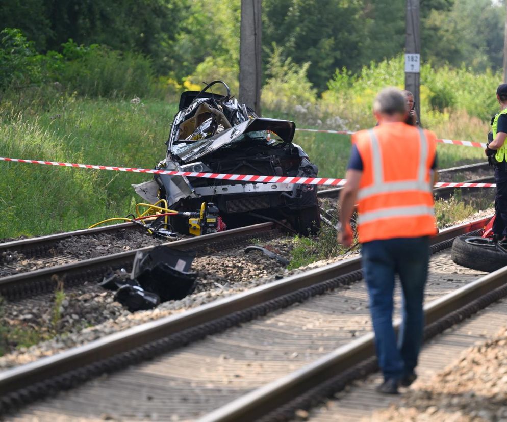Tragedia w Wielkopolsce. Cztery osoby zgineły na przejeździe kolejowym. Wstrzymano ruch