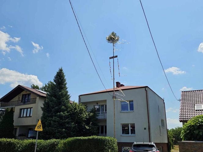 Mieszkańcy wsi zdziary w niezwykły sposób obchodzą urodziny.