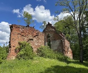 Ta malutka wieś powstała w XIV wieku. Skrywa ruiny gotyckiej świątyni