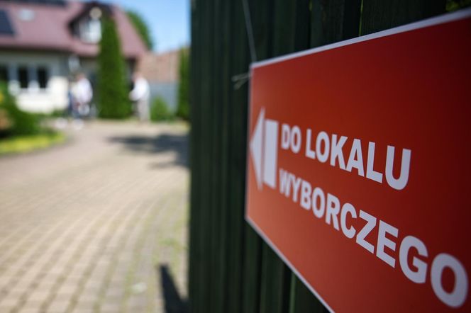 Polska podzielona prawie na pół. Tak głosowały poszczególne województwa