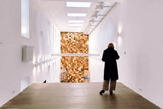 Ceglane ogrody i mozaiki z kafli piecowych, które ozdobiły klatkę schodową. Katowickie TBS wyznaczyło nowe standardy