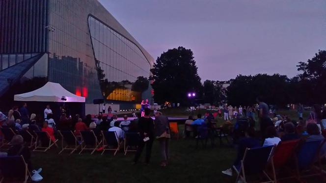 Kino pod chmurką w Warszawie: gdzie oglądać filmy za darmo? Zobacz przegląd plenerowych kin! [GALERIA]