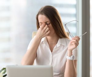 Grudki i guzki na powiekach, drżenie i obrzęk powiek, przekrwione spojówki mogą być objawem chorób oczu