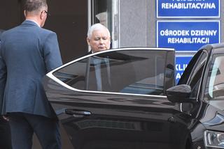 Jarosław Kaczyński wychodzi ze szpitala o kulach