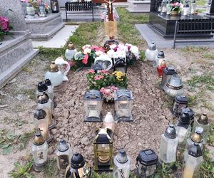 Skromny grób Justyny i Zbyszka na cmentarzu w Limanowej 