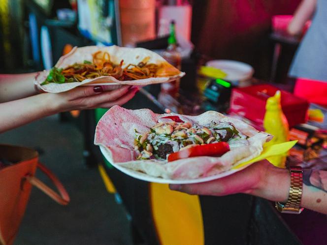 Jedzenie na kółkach? Czemu nie! Zobacz najlepsze food trucki w Warszawie! [PRZEGLĄD]