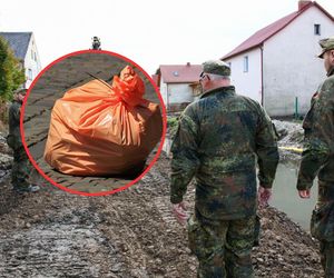 Sprzątali po powodzi, znaleźli worek z pieniędzmi. Trwają poszukiwania właściciela