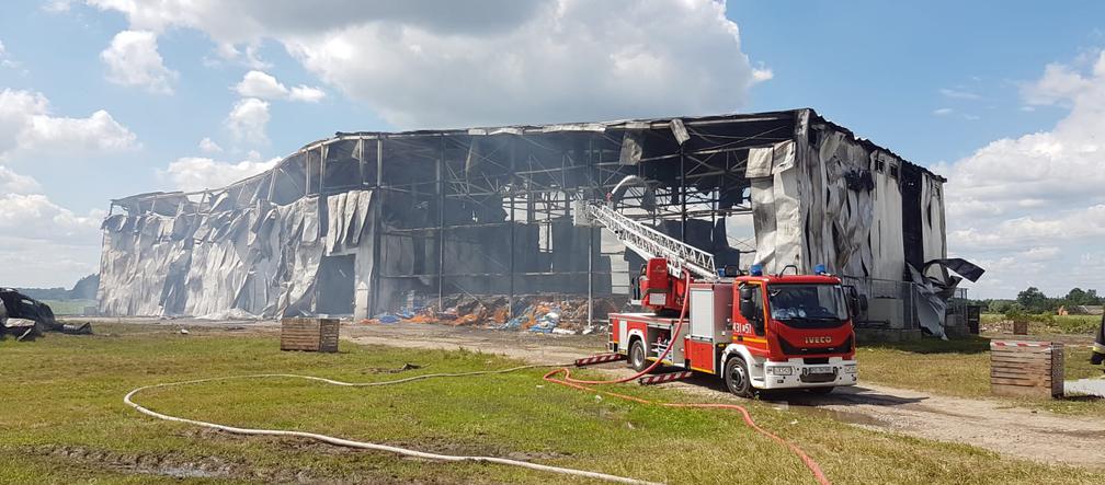 Ogromne straty po pożarze hali magazynowej w Waszkowie, w pow. gostyńskim