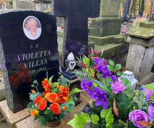 Grób Violetty Villas łatwo przeoczyć. Wielka gwiazda ma skromny nagrobek na Powązkach