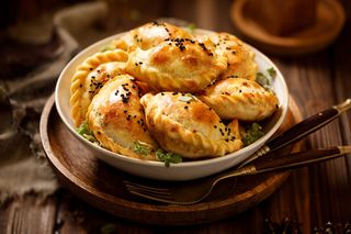 Pieczone pierożki z farszem pieczarkowo-serowym. Przepis na pyszne i chrupiące danie z pieca