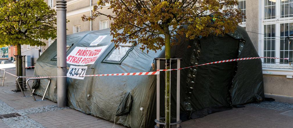 Gdynia: W namiocie przed szpitalem segregują pacjentów