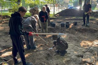 Archeolodzy i wolontariusze pracują przy ruinach zamku. Trwają „Wakacje z historią” [FILM, ZDJĘCIA]