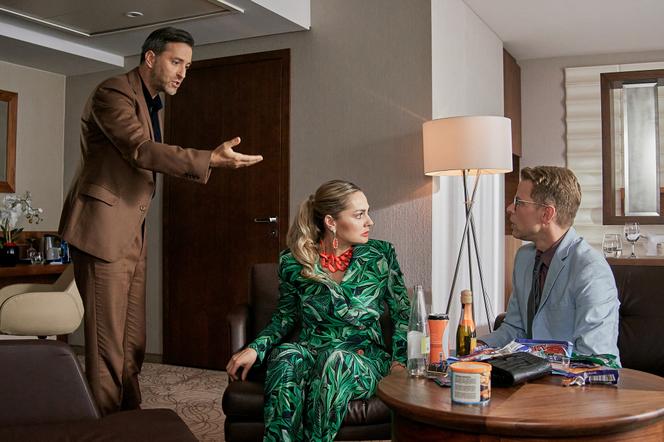 BrzydUla 2, odcinek 70, Violetta (Małgorzata Socha), Marek (Filip Bobek), Sebastian (Łukasz Garlicki)