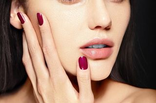 Manicure w stylu back to office. Te kolory idealnie pasują do biurowych outfitów