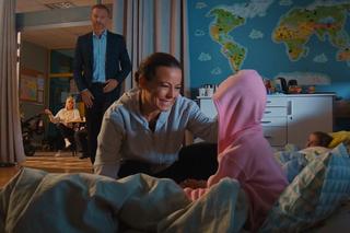 	M jak miłość odc. 1699. Andrzej Budzyński (Krystian Wieczorek), Magda (Anna Mucha), dziewczynka z Ukrainy - Nadia (Mira Fareniuk) 