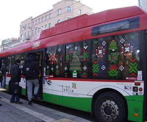 Mikołajkowy trolejbus wyjechał na ulice Lublina! Jakie dekoracje świąteczne zdobią jego wnętrze? Zobacz koniecznie