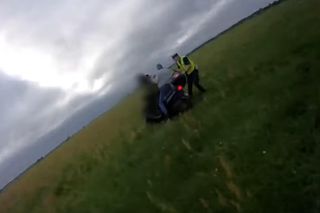 Policjanci dogonili 44-latka i jego kolegę, którzy uciekali motorowerem
