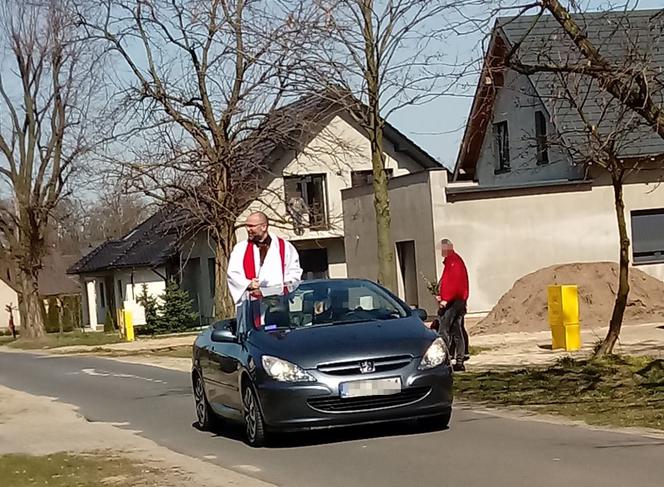 Z auta poświęcę koszyczki