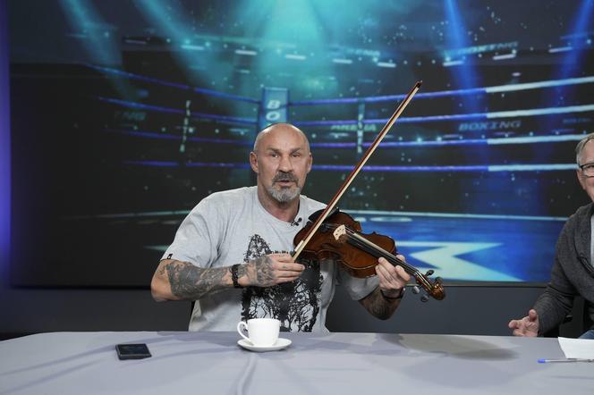 Przemysław Saleta gra na skrzypcach