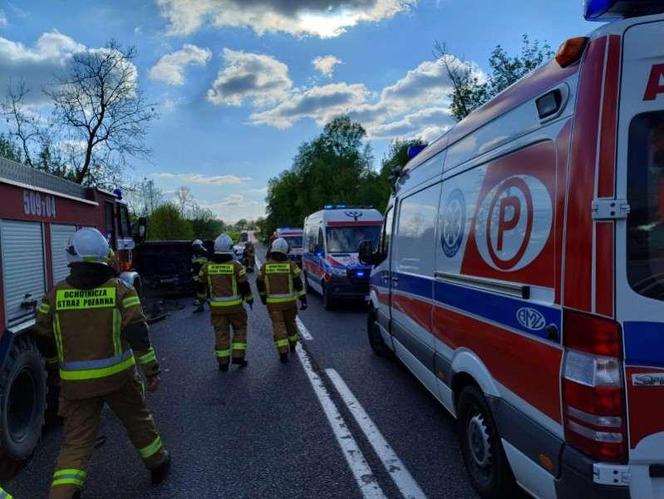 Świętokrzyskie: Tragiczny wypadek w powiecie staszowskim. Dwie osoby nie żyją, osiem w szpitalu