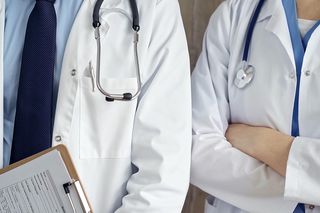 Ile naprawdę zarabiają lekarze? Dla rekordzistów 100 tys. w przeliczeniu na etat