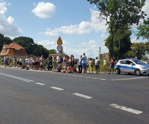 W Henrykowie koło Leszna kibice czekają na kolarzy 80. Tour de Pologne 