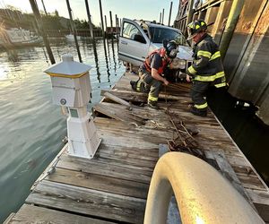 Pomylił gaz z hamulcem i zaparkował na molo