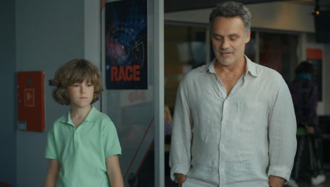 Barwy szczęścia. Grześ (Noah Culbreth), Karol (Jan Wieczorkowski)