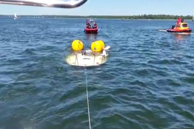Nurkowie wydobyli łódź z jeziora Tałty
