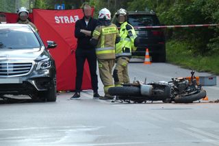 Koszmar na drodze w Konstancinie. Kawasaki zderzyło się z porsche i mercedesem. Nie żyje 21-latka