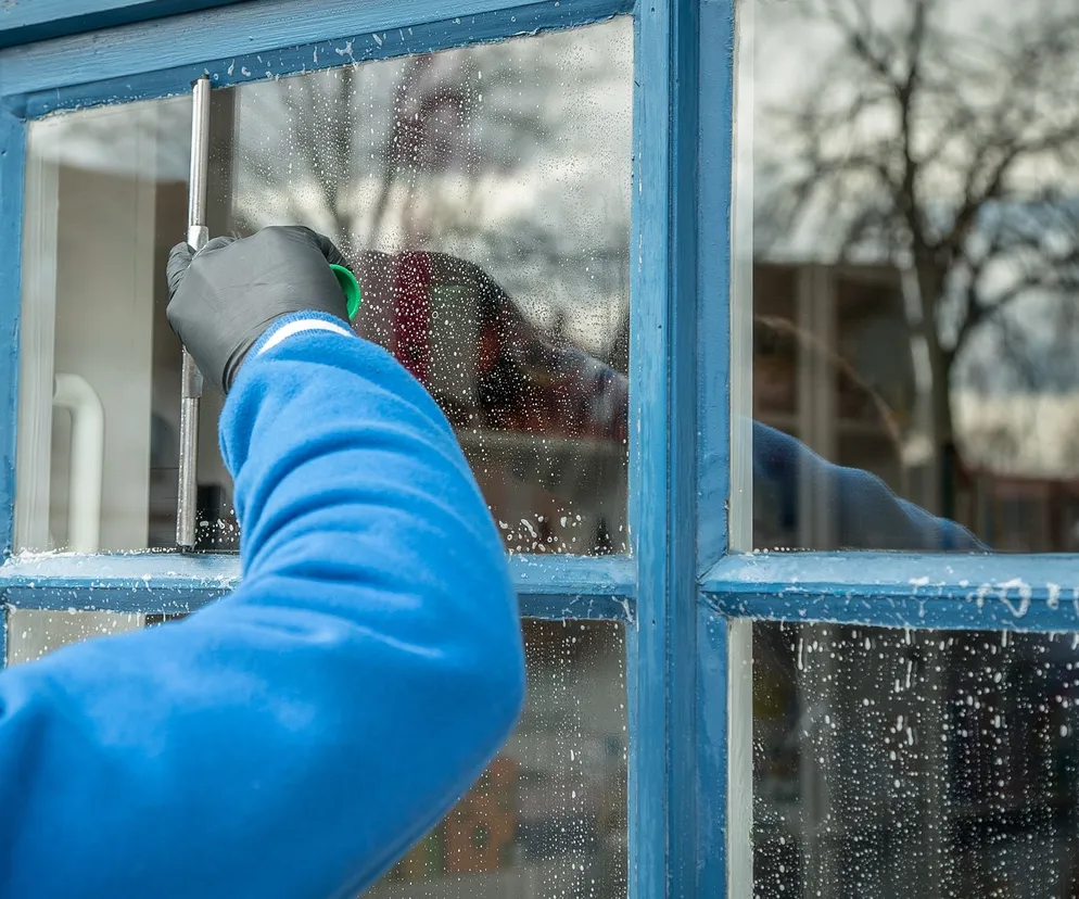 Jak umyć okna, by nie powstały smugi? Oto najlepsze domowe sposoby