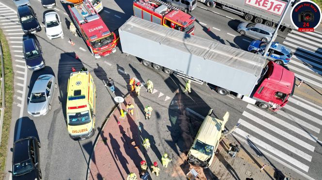 Osobówka zderzyła się z samochodem ciężarowym. 9-letni chłopczyk trafił do szpitala. „Trwają czynności”