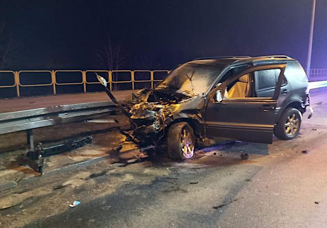Wypadek w Iławie. 22-letni kierowca ROZBIŁ MERCEDESA. O mały włos nie zginął [ZDJĘCIA]