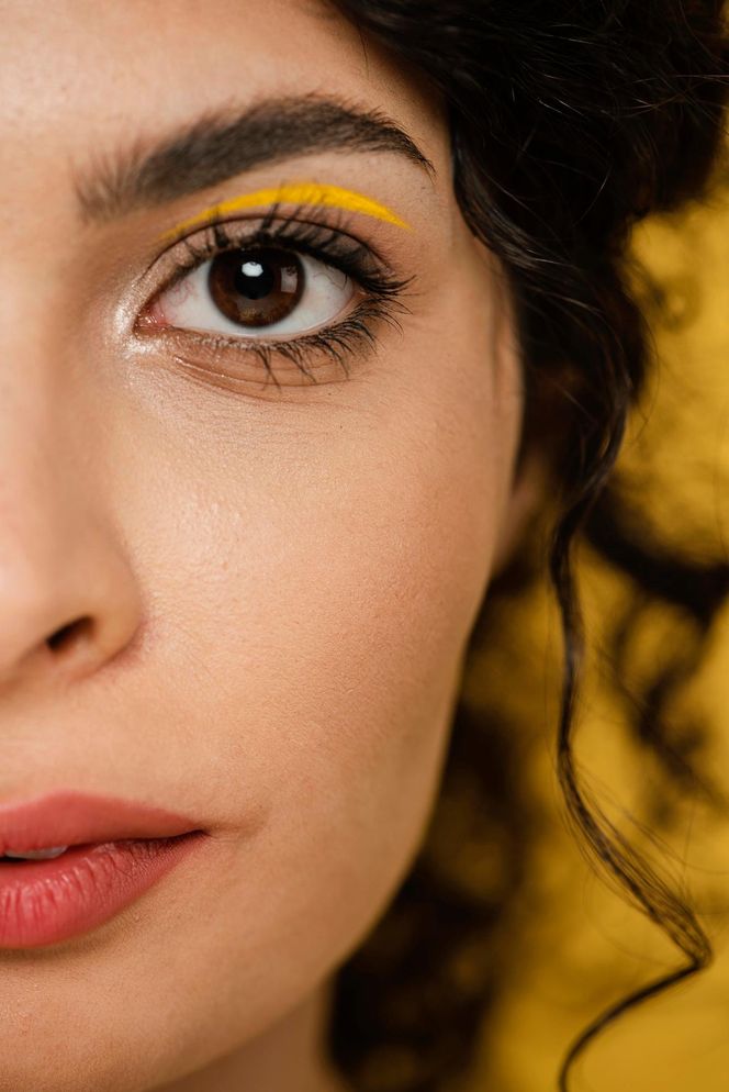 Jesienne trendy w makijażu. Te kolory na ustach i powiekach będą świetnym dopełnieniem ciepłej garderoby