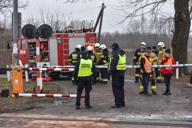 Kierowca autobusu zginał na torach, zamknięty w śmiertelnej pułapce