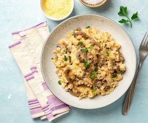 Na patelnię wrzucam te grzyby i smażę. Ta jajecznica to pyszne śniadanie dla całej rodziny 