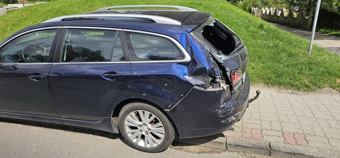 Traktor uderzył w auto i wjechał w budynki! Groźny wypadek pod Grudziądzem [ZDJĘCIA]